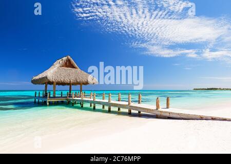 Bella spiaggia tropicale di sabbia bianca a Cap Cana, Repubblica Dominicana Foto Stock