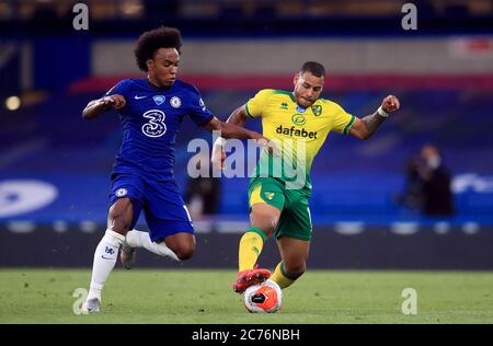 Willian di Chelsea (a sinistra) e Onel Hernandez di Norwich City combattono per la palla durante la partita della Premier League a Stamford Bridge, Londra. Foto Stock