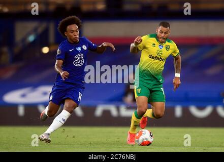 Willian di Chelsea (a sinistra) e Onel Hernandez di Norwich City combattono per la palla durante la partita della Premier League a Stamford Bridge, Londra. Foto Stock