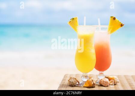 Due succhi tropicali freschi sulla spiaggia di sabbia bianca Foto Stock