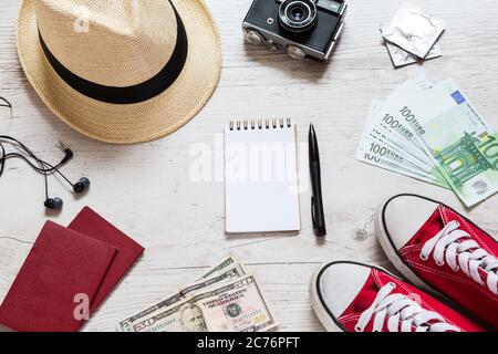 Set di materiale da viaggio su vecchio sfondo di legno Foto Stock