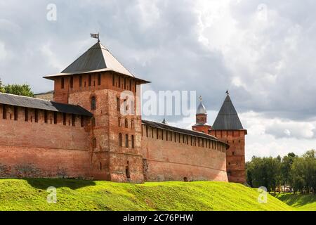 Vecchie torri del Cremlino di Veliky Novgorod, Russia Foto Stock