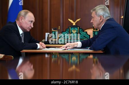 Mosca, Russia. 14 luglio 2020. Il presidente russo Vladimir Putin ha incontrato faccia a faccia Ivan Dedov, presidente del National Medical Research Center for Endocrinology per discutere della pandemia del coronavirus COVID-19 al Cremlino il 14 luglio 2020 a Mosca, Russia. Credit: Alexei Nikolsky/Kremlin Pool/Alamy Live News Foto Stock