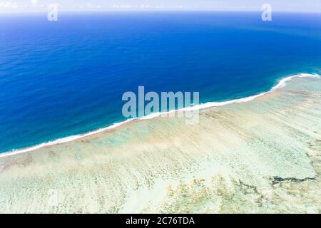 Vista aerea della barriera corallina dall'elicottero, Mauritius, Africa Foto Stock