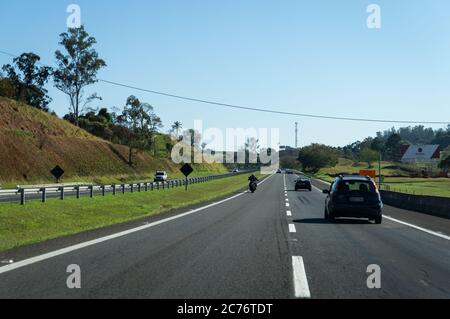 Il KM 5 della strada statale Jose Roberto Magalhaes Teixeira (denominazione ufficiale SP-83) in prima mattina, dirigendosi a nord verso Campinas. Campinas. Foto Stock