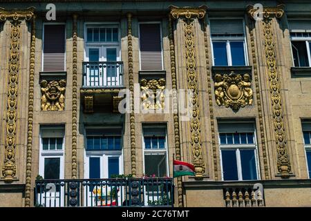 Budapest Ungheria 14 luglio 2020 Vista dell'architettura gotica dell'edificio storico nel centro di Budapest, capitale dell'Ungheria e del mos Foto Stock