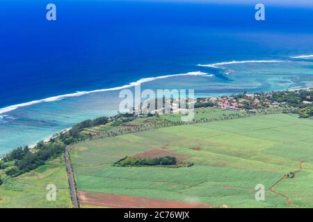 Vista aerea della barriera corallina dall'elicottero, Mauritius, Africa Foto Stock