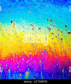 Colofo arcobaleno psichedelico modello astratto sulla superficie della bolla di sapone. Macro shot per la progettazione Foto Stock