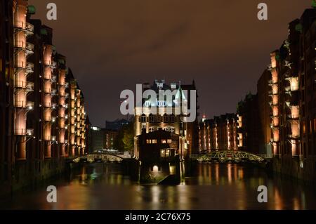 Piccolo castello nel centro storico di Amburgo, durante la notte Foto Stock