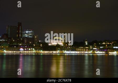 Porto di Amburgo - Landungsbrücken - durante la notte con il riflesso in acqua Foto Stock