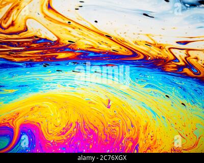 Colofo arcobaleno psichedelico modello astratto sulla superficie della bolla di sapone. Macro shot per la progettazione Foto Stock