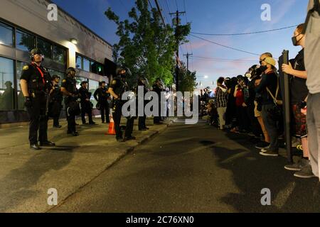 Portland, Stati Uniti. 13 luglio 2020. Centinaia di persone si riuniscono presso la sede della Portland, Oregon Police Association, il 13 luglio 2020 per protestare contro la brutalità della polizia e le disuguaglianze razziali. (Foto di John Rudoff/Sipa USA) Credit: Sipa USA/Alamy Live News Foto Stock