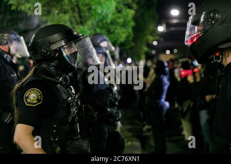 Portland, Stati Uniti. 13 luglio 2020. Centinaia di persone si riuniscono presso la sede della Portland, Oregon Police Association, il 13 luglio 2020 per protestare contro la brutalità della polizia e le disuguaglianze razziali. (Foto di John Rudoff/Sipa USA) Credit: Sipa USA/Alamy Live News Foto Stock