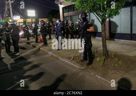 Portland, Stati Uniti. 13 luglio 2020. Centinaia di persone si riuniscono presso la sede della Portland, Oregon Police Association, il 13 luglio 2020 per protestare contro la brutalità della polizia e le disuguaglianze razziali. (Foto di John Rudoff/Sipa USA) Credit: Sipa USA/Alamy Live News Foto Stock