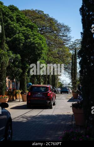 Traffico locale passando per la strada acciottolata Doria Vasconcelos, proprio di fronte alla zona esterna del Cafe e Ristorante Casa Bela. Foto Stock