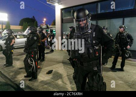 Portland, Stati Uniti. 13 luglio 2020. Centinaia di persone si riuniscono presso la sede della Portland, Oregon Police Association, il 13 luglio 2020 per protestare contro la brutalità della polizia e le disuguaglianze razziali. (Foto di John Rudoff/Sipa USA) Credit: Sipa USA/Alamy Live News Foto Stock