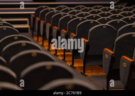 Sedili in velluto grigio blu per spettatori a teatro o al cinema Foto Stock