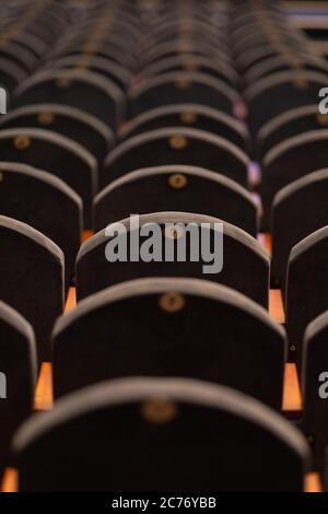 Sedili in velluto grigio blu per spettatori a teatro o al cinema Foto Stock