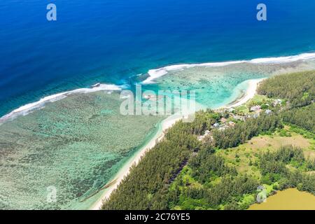 Vista aerea della barriera corallina dall'elicottero, Mauritius, Africa Foto Stock