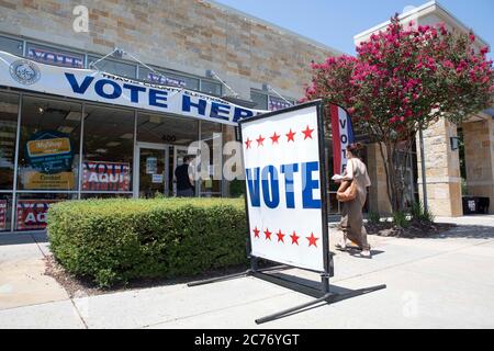 Austin, TX USA 14 luglio 2020: Gli elettori mascherati entrano nei seggi elettorali del sud di Austin per le elezioni primarie per determinare le matchup per le elezioni generali di novembre. Forte degli standard di deflusso, si prevede che il voto di persona sia ancora inferiore al 10% degli elettori registrati del Texas. Credit: Bob Daemmrich/Alamy Live News Foto Stock