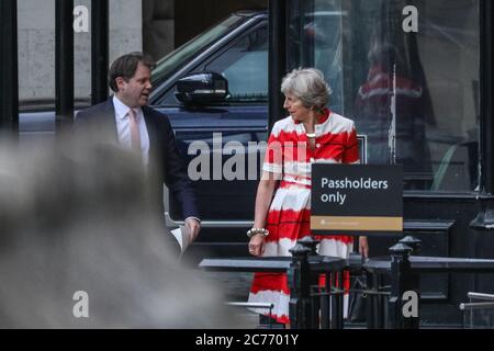 Westminster, Londra, Regno Unito. 14 luglio 2020. Ex primo Ministro Theresa May. Ministri del governo, deputati conservatori senior e politici laburisti di banco possono essere visti nei motivi della Camera dei Comuni poco prima del dibattito sulla rimozione di rivestimenti infiammabili nei comuni. Credit: Imageplotter/Alamy Live News Foto Stock