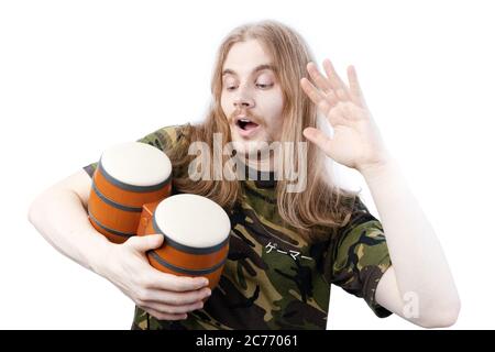 Giocatore con capelli lunghi giocando Video Game Drums Controller Foto Stock