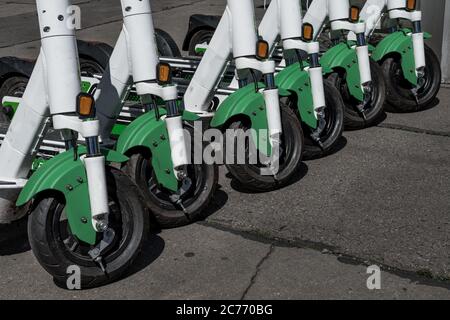 Noleggio scooter elettrici, scooter elettronico, parcheggiati a Group sul marciapiede Foto Stock