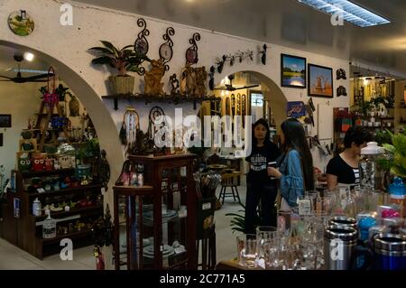 La vista interna del negozio di articoli da regalo Casa Bela. Negozio specializzato in oggetti decorativi, souvenir e regali situato in via Doria Vasconcelos. Foto Stock