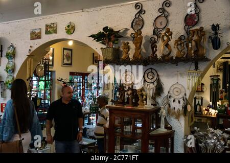 La vista interna del negozio di articoli da regalo Casa Bela. Negozio specializzato in oggetti decorativi, souvenir e regali situato in via Doria Vasconcelos. Foto Stock