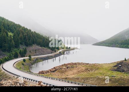 Quake Lake, un lago creato nel 1959 da una frana che attraversa il fiume Madison da un terremoto sotto il lago Hebgen, Montana, vicino al Yellowstone National Pa Foto Stock