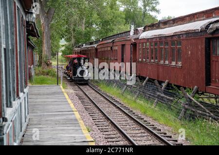 Nevada City, Montana - 29 giugno 2020: I turisti si feranno in treno per vedere le due città gemelle fantasma di Virginia City e Nevada City MT Foto Stock