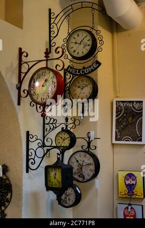 Un set di orologi analogici d'epoca su una delle pareti disponibili per la vendita all'interno del negozio di articoli da regalo Casa Bela. Negozio situato in via Doria Vasconcelos. Foto Stock