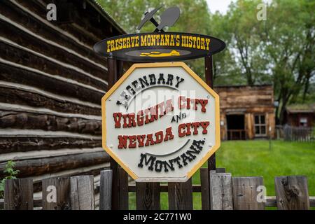 Nevada City, Montana - 29 giugno 2020: Cartello che accoglie visitatori e turisti a Virginia City e Nevada City, due storiche città fantasma minerarie Foto Stock