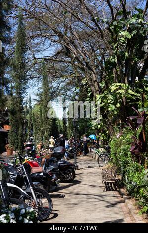 Vista della via Doria Vasconcelos, vicino all'angolo con la via campo do Pouso piena di turisti motociclette parcheggiate in mattina presto soleggiato. Foto Stock