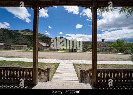 Vista panoramica dal portico dell'hotel degli altri edifici abbandonati e in decadenza della città fantasma di Bannack nel Montana Foto Stock