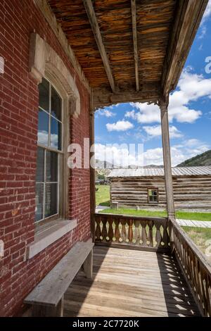 Vista sul portico dall'abbandonato Hotel Meade nella città fantasma di Bannack nel Montana Foto Stock