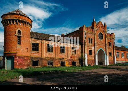 Antico palazzo abbandonato in rovina in stile gotico con vetrate colorate finestra Foto Stock