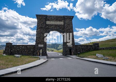 Gardiner, Montana - 1 luglio 2020: Il famoso Roosevelt Arch all'ingresso nord del Parco Nazionale di Yellowstone Foto Stock