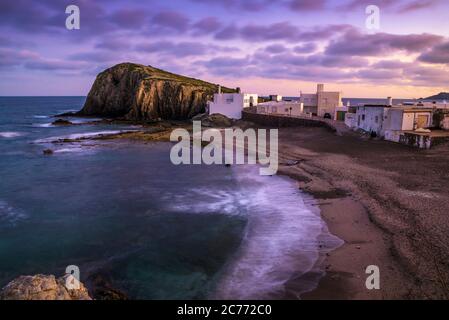 Spiaggia di la Isleta del Moro villaggio, Cabo de Gata, Almeria, Andalusia, Spagna Foto Stock