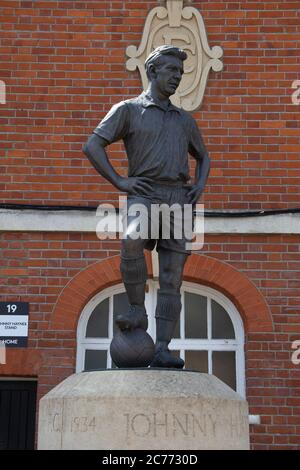 Statua del calciatore Johnny Haynes fuori Craven Cottage casa del Fulham Football Club, Stevenage Road, Fulham, Londra, SW6 6HH Foto Stock