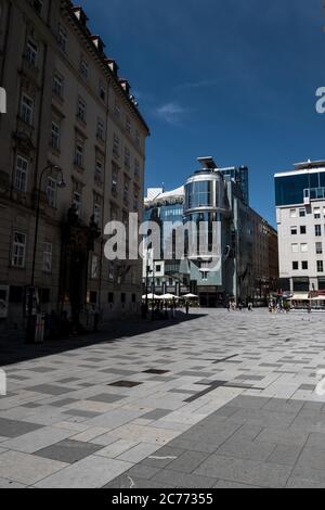 VIENNA, AUSTRIA - 02 LUGLIO 2020: Famosa Haas Haus, edificio moderno progettato da Hans Hollin nel centro di Vienna in Austria Foto Stock