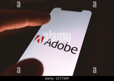 Logo aziendale Adobe sullo schermo dello smartphone. Foto Stock