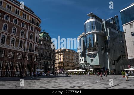 VIENNA, AUSTRIA - 02 LUGLIO 2020: Famosa Haas Haus, edificio moderno progettato da Hans Hollin nel centro di Vienna in Austria Foto Stock