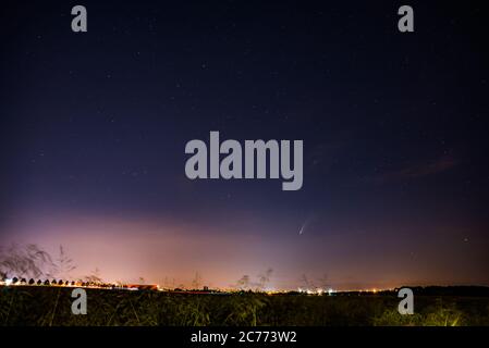 Comet retrogrado con orbita quasi parabolica C/2020 F3 (NEOWISE) sopra Praga, repubblica Ceca Foto Stock