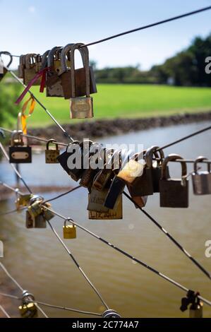 Lucchetti di amore sui fili del mazzo di amore (mazzo do Amor) scherma dalle coppie in amore per simbolizzare l'amore indistruttibile. Recinzione situata in piazza Vitoria Regia. Foto Stock