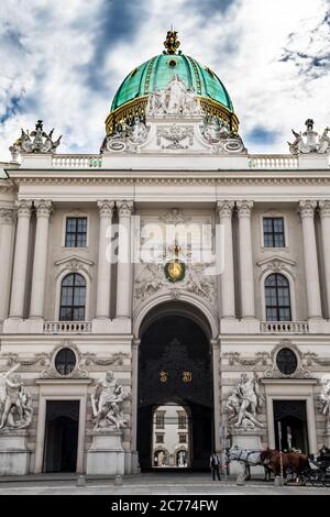 Presidents Residence, Wiener Hofburg, con cavalli di Fiaker e Coach nel centro di Vienna in Austria Foto Stock