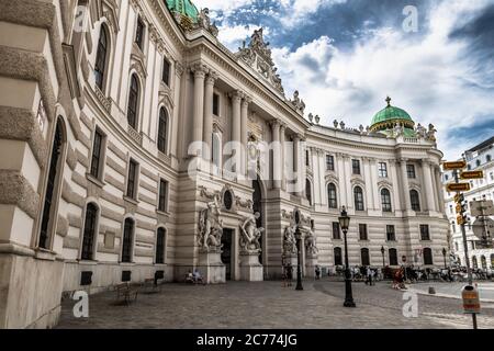 Presidents Residence, Wiener Hofburg, con cavalli di Fiaker e Coach nel centro di Vienna in Austria Foto Stock