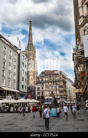 VIENNA, AUSTRIA - 02 LUGLIO 2020: Famoso Boulevard Am Graben e Stephansdom nella città interna di Vienna in Austria Foto Stock