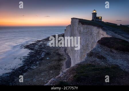 Faro Belle Tout al crepuscolo, Beachy Head, vicino a Eastbourne, South Downs National Park, East Sussex, Inghilterra, Regno Unito Foto Stock