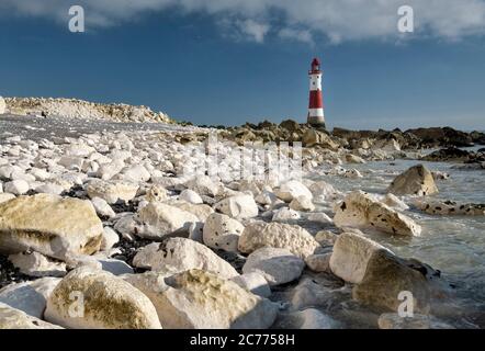 Chalk Boulders e Beachy Head Lighthouse, vicino a Eastbourne, South Downs National Park, East Sussex, Inghilterra, Regno Unito Foto Stock